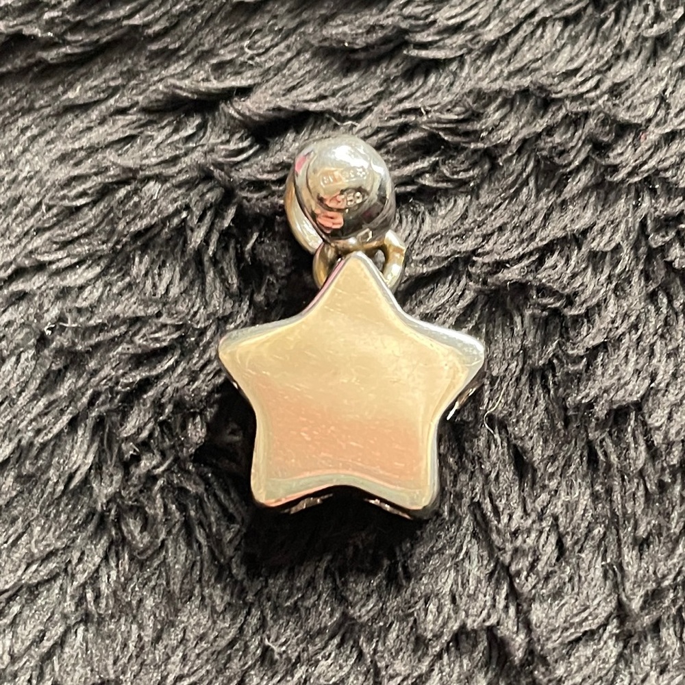18kt (750) White Gold Star Pendent. 
Substantial and Simple. 
Italian made.